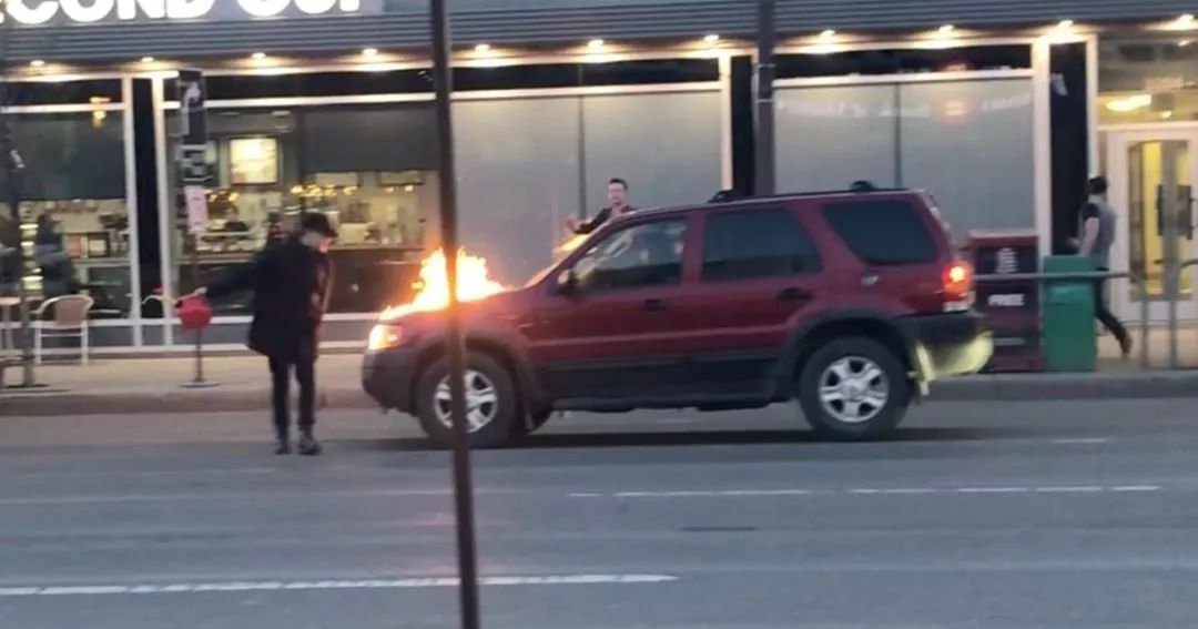恐怖! 加拿大市中心 男子泼汽油烧车13车被焚 车主还在内成移动火球!
