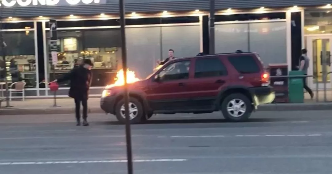 恐怖! 加拿大市中心 男子泼汽油烧车13车被焚 车主还在内成移动火球!