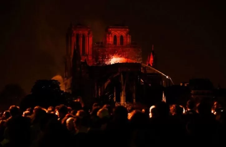 最新! 巴黎圣母院烧成炼狱 800年建筑倾塌 全城下跪祈祷 未来十年再无巴黎