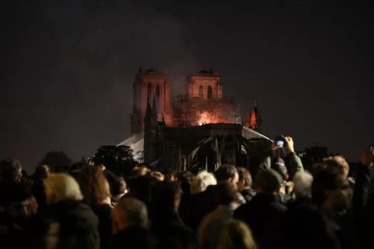 最新! 巴黎圣母院烧成炼狱 800年建筑倾塌 全城下跪祈祷 未来十年再无巴黎