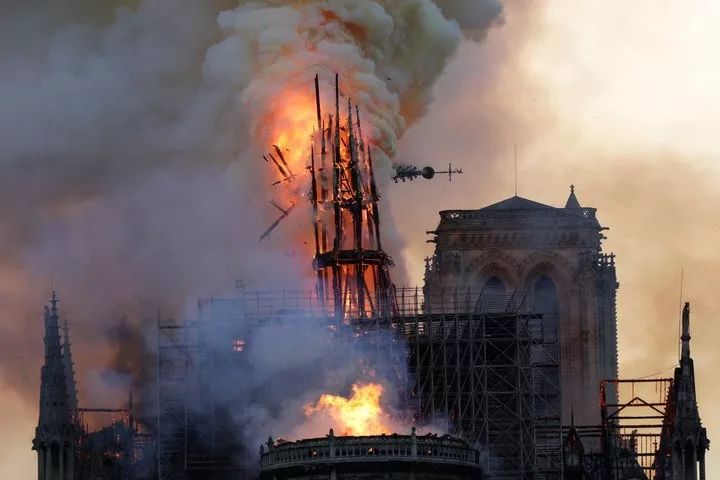 最新! 巴黎圣母院烧成炼狱 800年建筑倾塌 全城下跪祈祷 未来十年再无巴黎