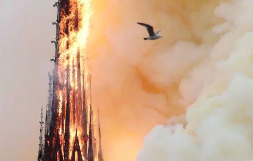 最新! 巴黎圣母院烧成炼狱 800年建筑倾塌 全城下跪祈祷 未来十年再无巴黎