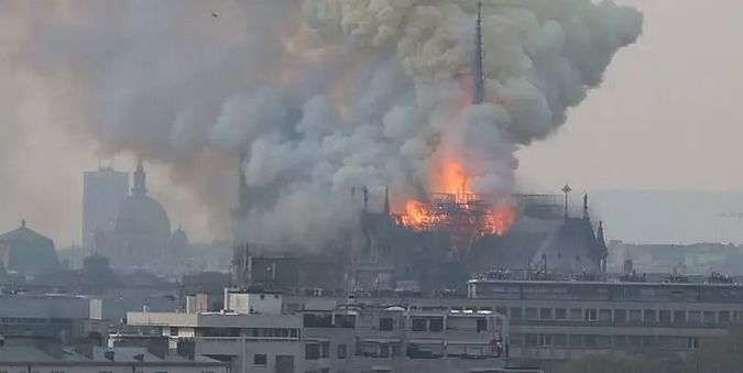 最新! 巴黎圣母院烧成炼狱 800年建筑倾塌 全城下跪祈祷 未来十年再无巴黎