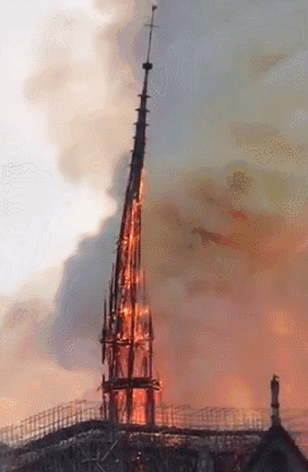 最新! 巴黎圣母院烧成炼狱 800年建筑倾塌 全城下跪祈祷 未来十年再无巴黎
