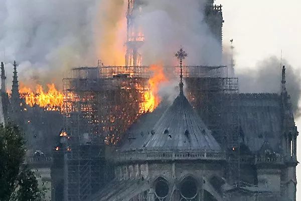 最新! 巴黎圣母院烧成炼狱 800年建筑倾塌 全城下跪祈祷 未来十年再无巴黎