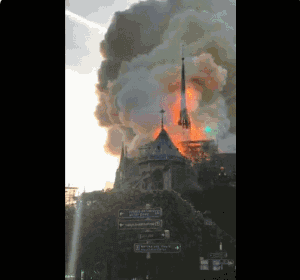 最新! 巴黎圣母院烧成炼狱 800年建筑倾塌 全城下跪祈祷 未来十年再无巴黎