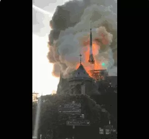 最新! 巴黎圣母院烧成炼狱 800年建筑倾塌 全城下跪祈祷 未来十年再无巴黎
