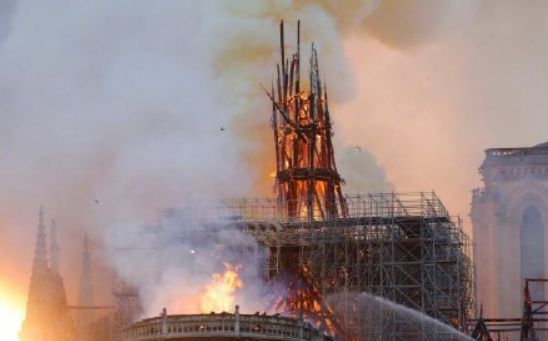 最新! 巴黎圣母院烧成炼狱 800年建筑倾塌 全城下跪祈祷 未来十年再无巴黎