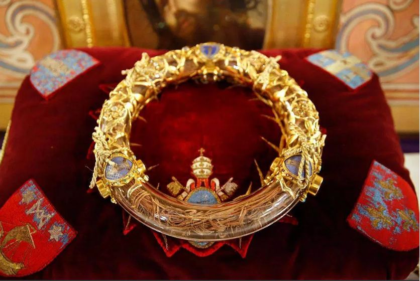 最新! 巴黎圣母院烧成炼狱 800年建筑倾塌 全城下跪祈祷 未来十年再无巴黎