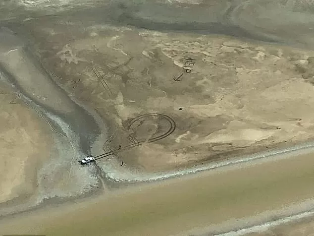 惊魂24小时！澳洲情侣车陷鳄鱼沼泽 泥地手绘巨大“救命”获救