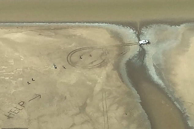 惊魂24小时！澳洲情侣车陷鳄鱼沼泽 泥地手绘巨大“救命”获救