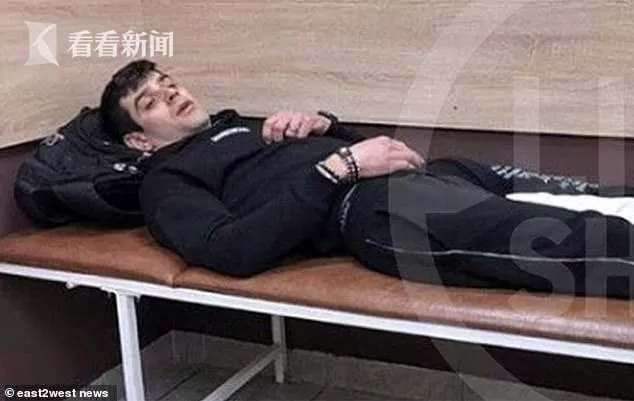 吓人!波音737引擎突然着火 3乘客竟站机翼要跳下去