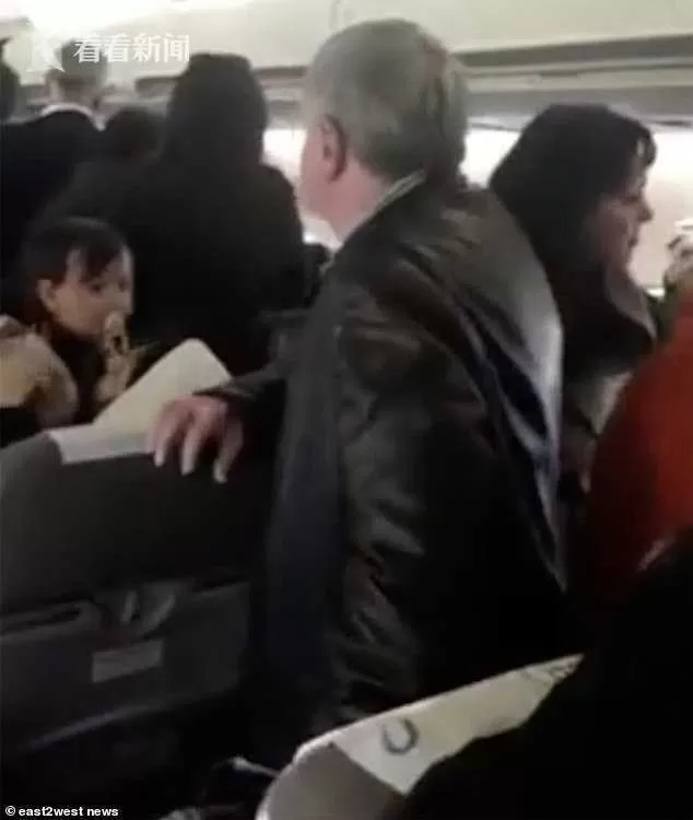 吓人!波音737引擎突然着火 3乘客竟站机翼要跳下去