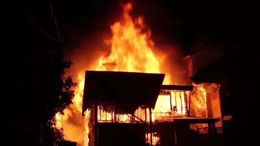 惨! 温哥华独立屋遭闯入 两妇人被锤子活活砸死 在自家被焚尸 凶手竟然……