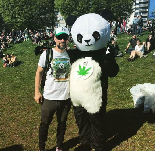 疯狂! 420温哥华海滩沦陷 10万瘾君子集体吞云吐雾 草地被毁 事故飙升 营业额竟高达4000万