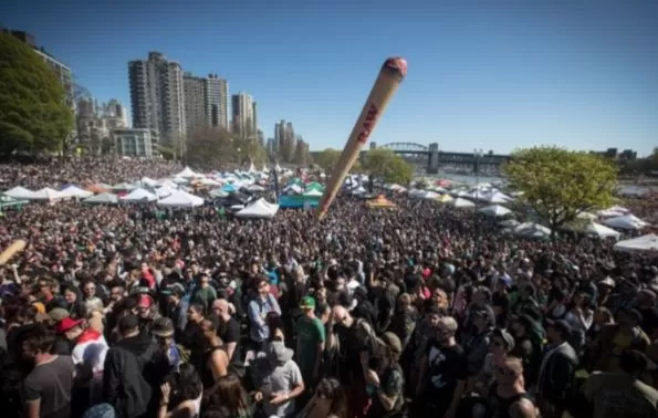 疯狂! 420温哥华海滩沦陷 10万瘾君子集体吞云吐雾 草地被毁 事故飙升 营业额竟高达4000万