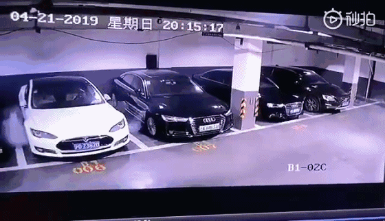 特斯拉5秒内迅速爆燃 烧成黑炭! 车主吓得一晚上没睡 邻居也惨了……