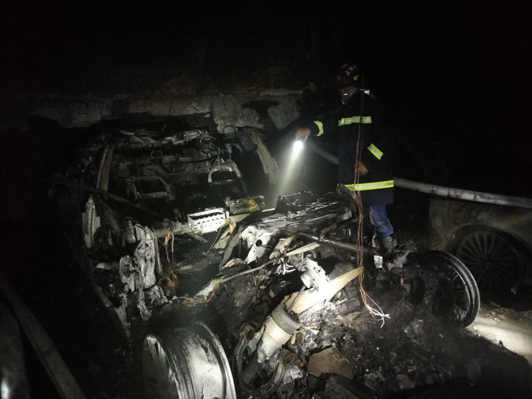 特斯拉5秒内迅速爆燃 烧成黑炭! 车主吓得一晚上没睡 邻居也惨了……