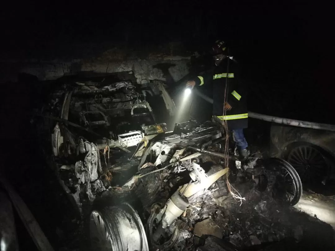 特斯拉5秒内迅速爆燃 烧成黑炭! 车主吓得一晚上没睡 邻居也惨了……
