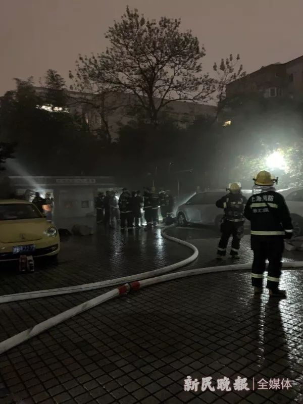 特斯拉5秒内迅速爆燃 烧成黑炭! 车主吓得一晚上没睡 邻居也惨了……