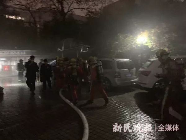 特斯拉5秒内迅速爆燃 烧成黑炭! 车主吓得一晚上没睡 邻居也惨了……