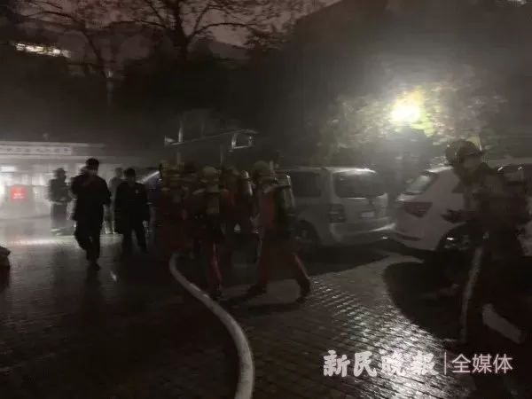 特斯拉5秒内迅速爆燃 烧成黑炭! 车主吓得一晚上没睡 邻居也惨了……