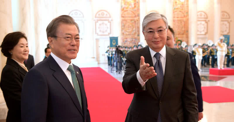 哈萨克斯坦打算授予文在寅“友谊勋章”，最后时刻突然取消