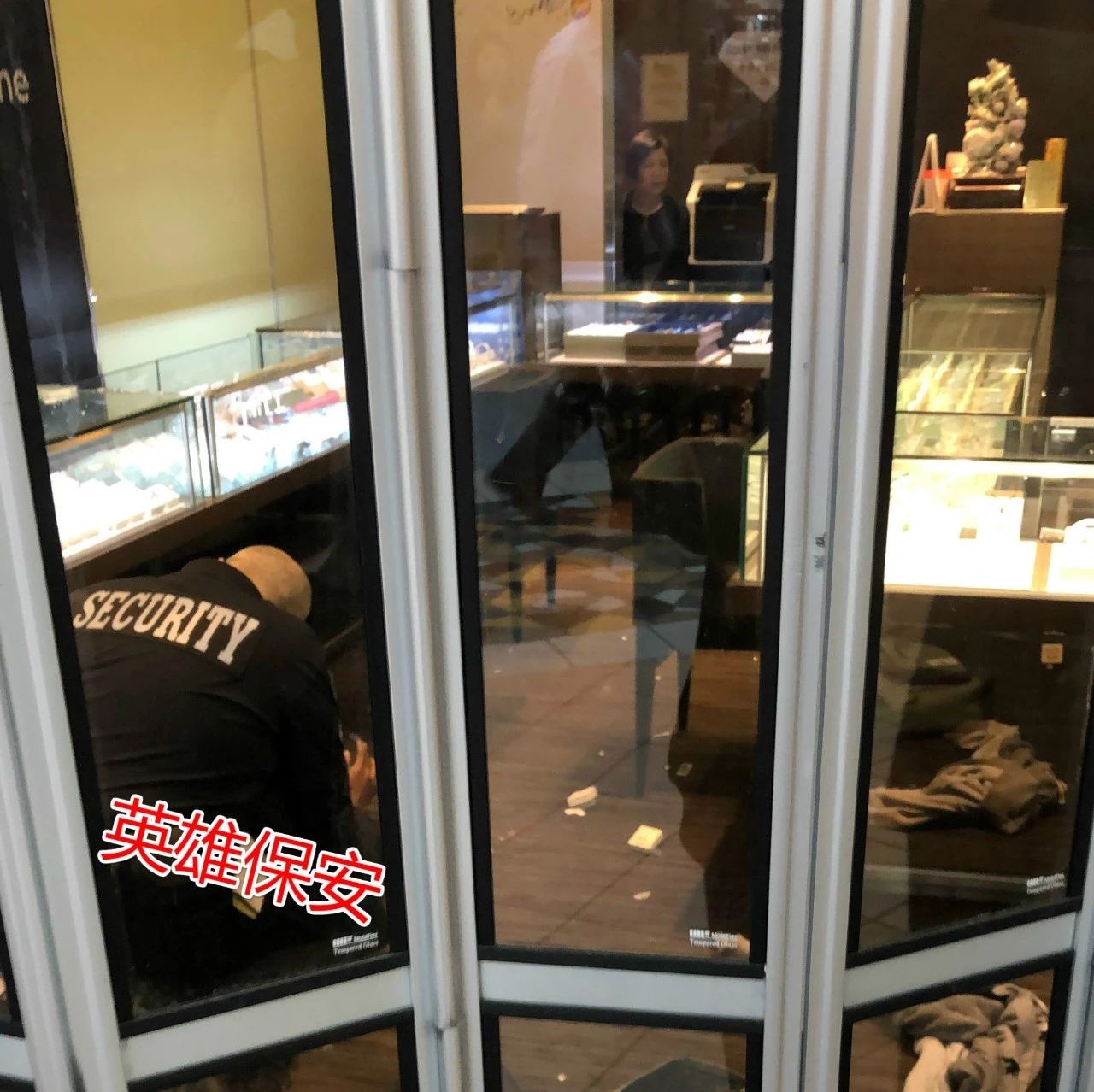 突发！万锦广场珠宝店打劫！人群蜂拥逃难，保安拼死抓贼