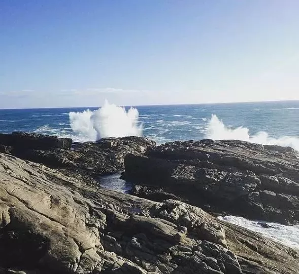 悲剧! 中国游客全家惨死海外 拍照瞬间被5米高巨浪吞噬入海 别拿命发朋友圈