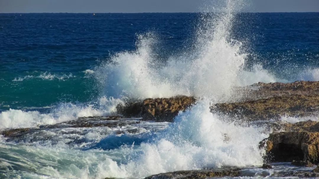 悲剧! 中国游客全家惨死海外 拍照瞬间被5米高巨浪吞噬入海 别拿命发朋友圈