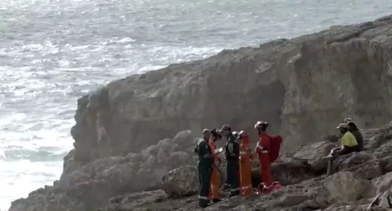 悲剧! 中国游客全家惨死海外 拍照瞬间被5米高巨浪吞噬入海 别拿命发朋友圈