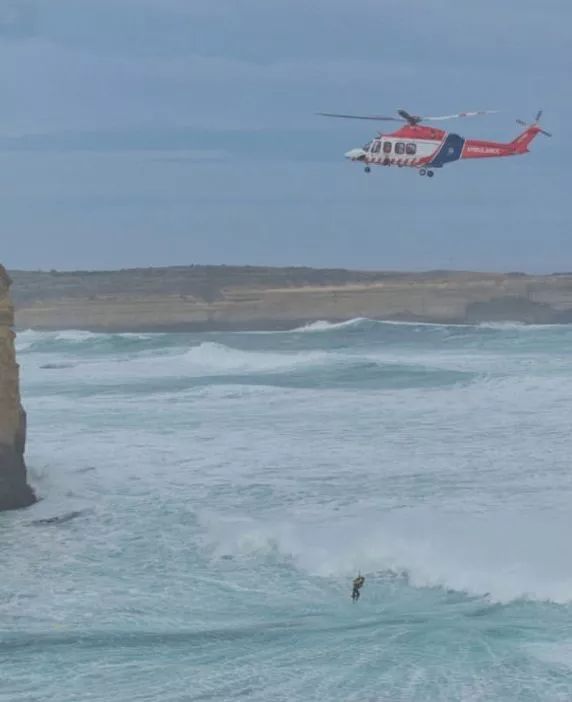 悲剧! 中国游客全家惨死海外 拍照瞬间被5米高巨浪吞噬入海 别拿命发朋友圈