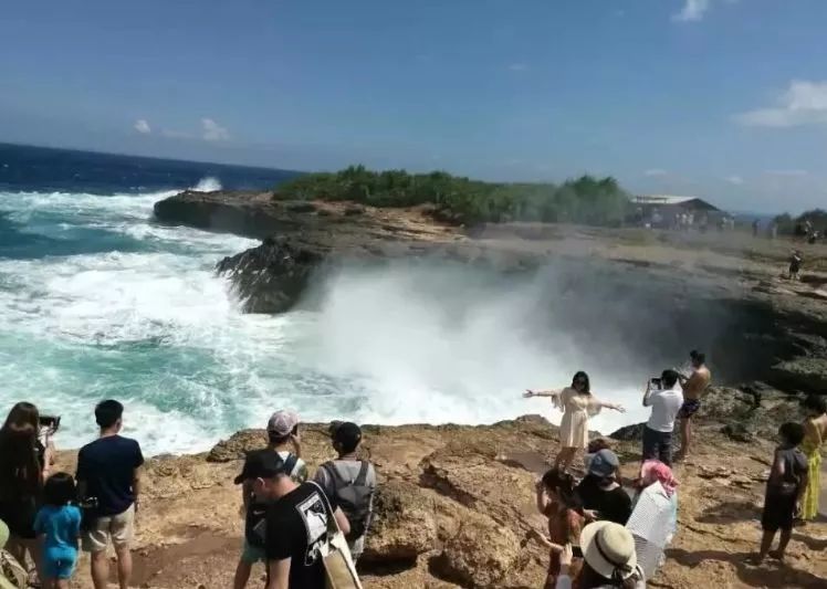 悲剧! 中国游客全家惨死海外 拍照瞬间被5米高巨浪吞噬入海 别拿命发朋友圈