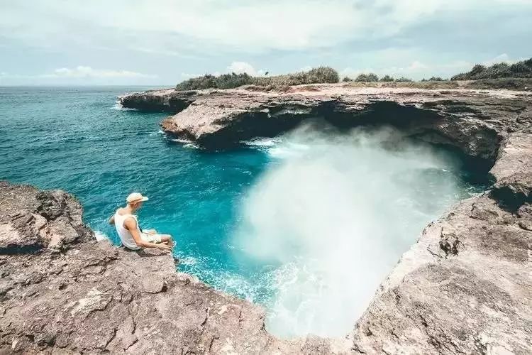 悲剧! 中国游客全家惨死海外 拍照瞬间被5米高巨浪吞噬入海 别拿命发朋友圈