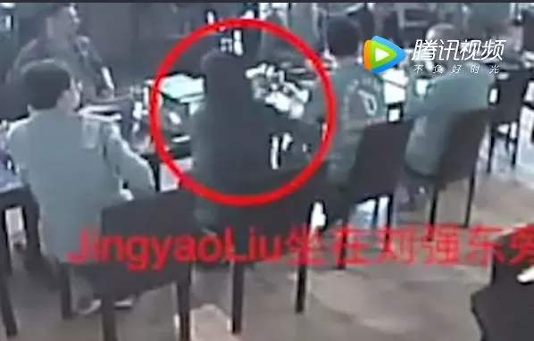 刘强东穿拖鞋被警方带走 怒吼