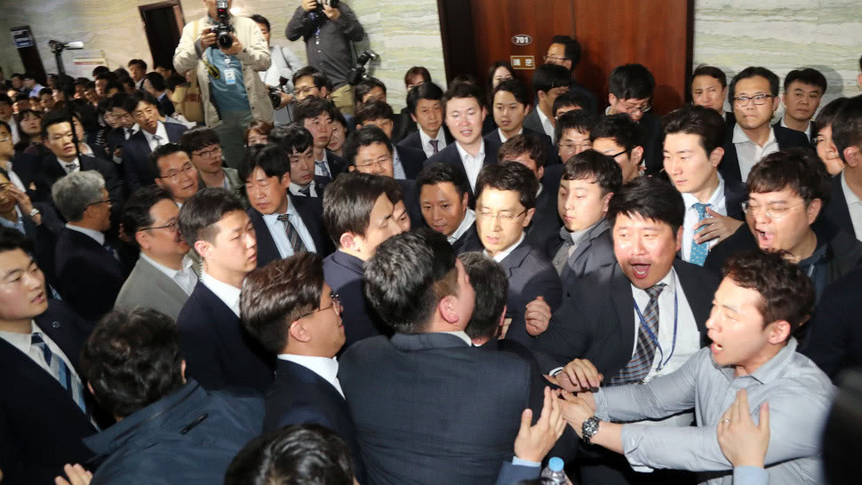 拳脚相加！韩国300多名议员大打出手 锤子铁棍轮番撬门