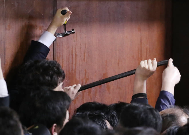 拳脚相加！韩国300多名议员大打出手 锤子铁棍轮番撬门