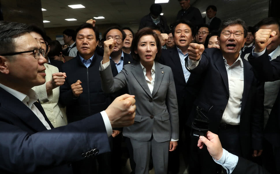拳脚相加！韩国300多名议员大打出手 锤子铁棍轮番撬门