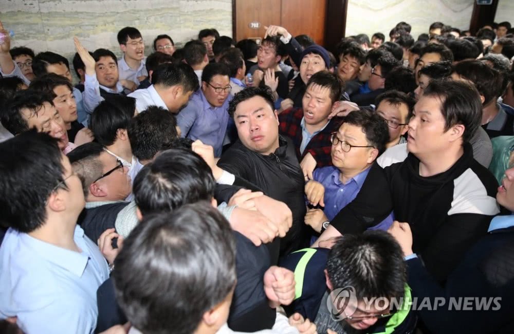 拳脚相加！韩国300多名议员大打出手 锤子铁棍轮番撬门