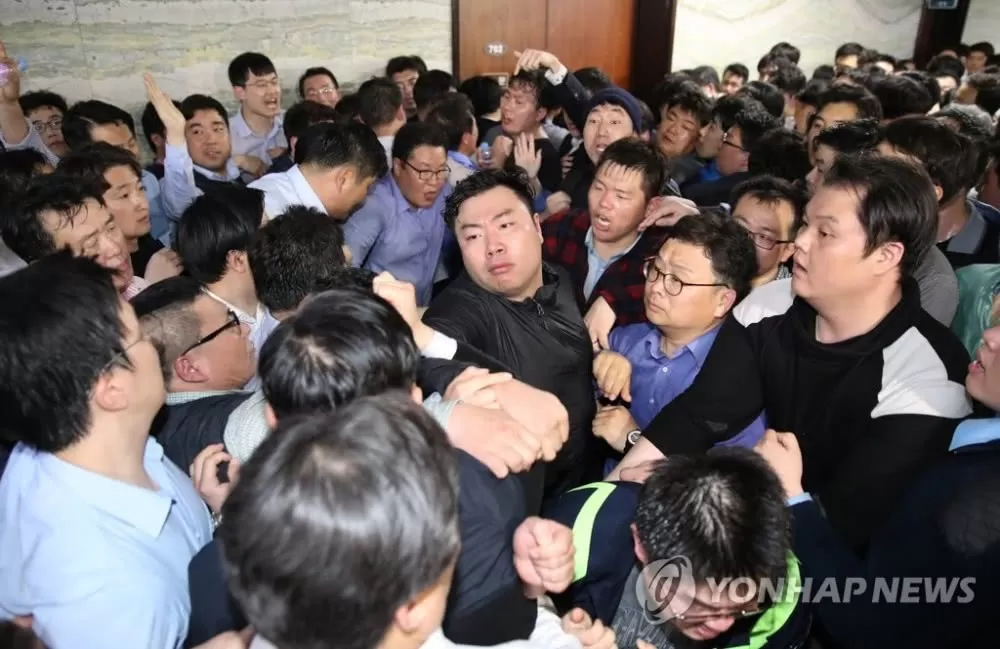 拳脚相加！韩国300多名议员大打出手 锤子铁棍轮番撬门