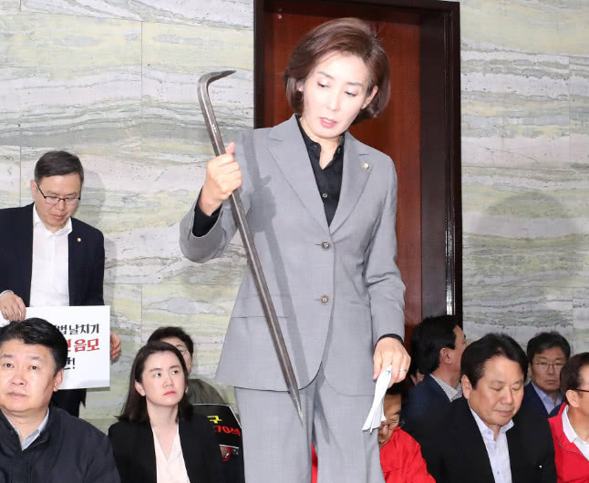 拳脚相加！韩国300多名议员大打出手 锤子铁棍轮番撬门