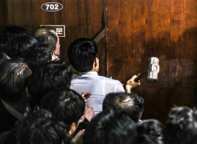 拳脚相加！韩国300多名议员大打出手 锤子铁棍轮番撬门