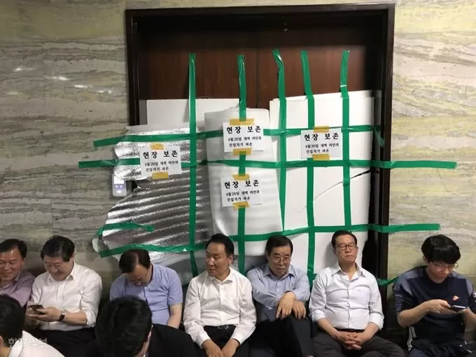 拳脚相加！韩国300多名议员大打出手 锤子铁棍轮番撬门