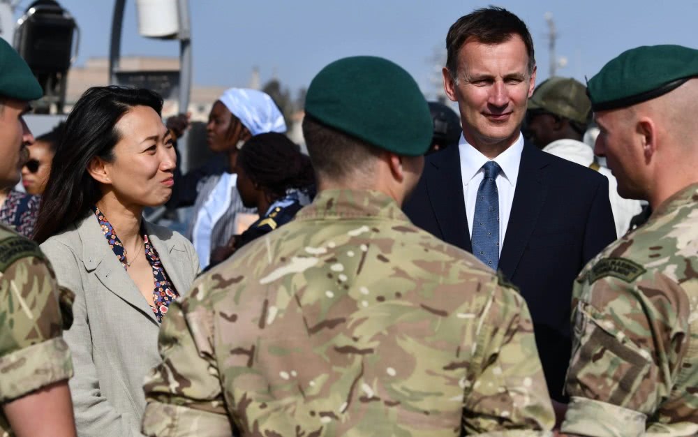 中国妻子是“伟大外交武器”？英国外相携妻访非被指另有他意