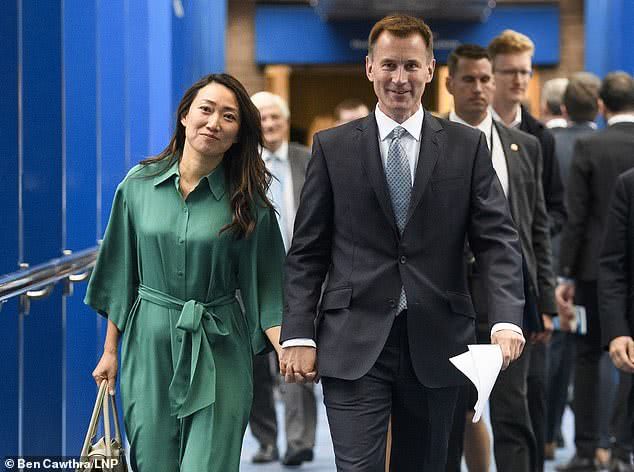 中国妻子是“伟大外交武器”？英国外相携妻访非被指另有他意