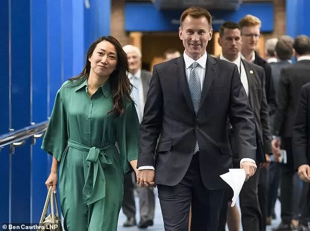 中国妻子是“伟大外交武器”？英国外相携妻访非被指另有他意