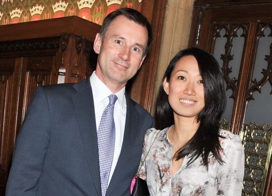 中国妻子是“伟大外交武器”？英国外相携妻访非被指另有他意