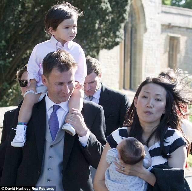 中国妻子是“伟大外交武器”？英国外相携妻访非被指另有他意