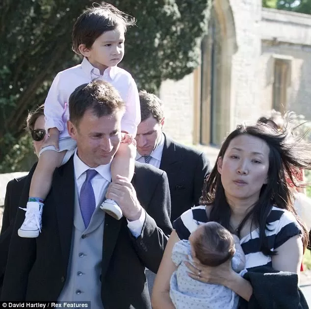 中国妻子是“伟大外交武器”？英国外相携妻访非被指另有他意