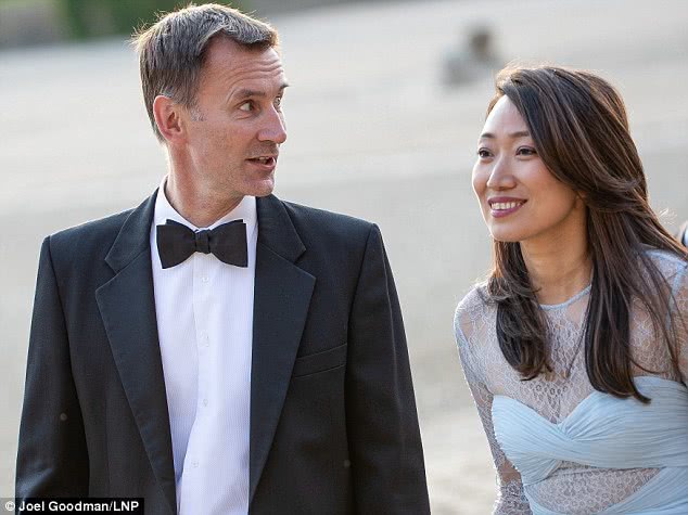 中国妻子是“伟大外交武器”？英国外相携妻访非被指另有他意